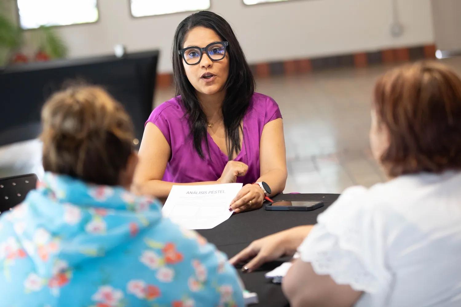 Mujer explica oportunidades de empleo en Ciudad del Saber