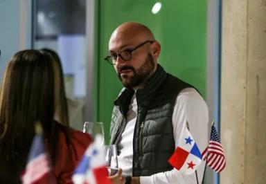 Personas reunidas disfrutan de un buen vino