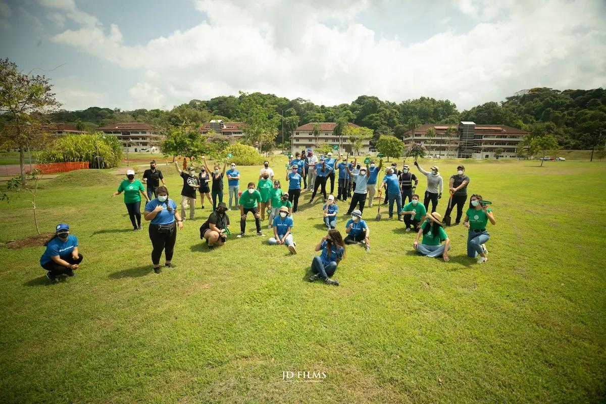 Gente reunida en el Parque Ciudad del Saber