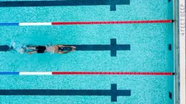 Nadador en la piscina de Ciudad del Saber