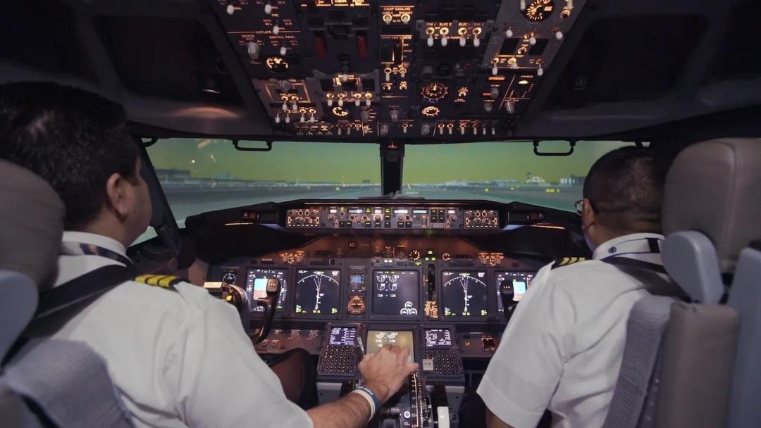 Pilotos en cabina del avión antes de emprender un viaje
