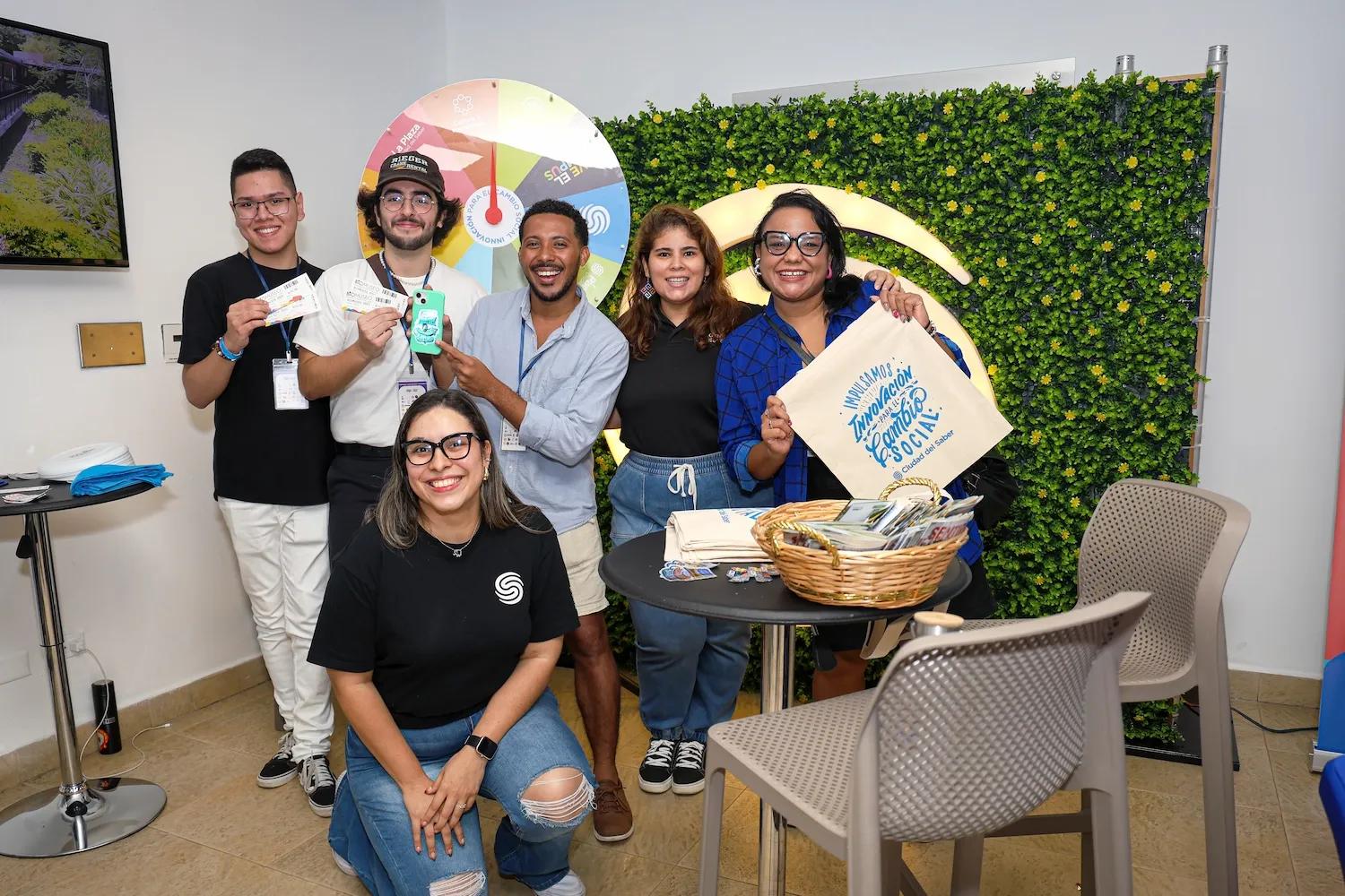 Personas muestran sus productos