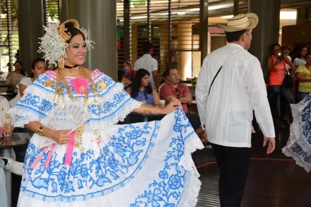 Bailarines folclóricos en el bazar