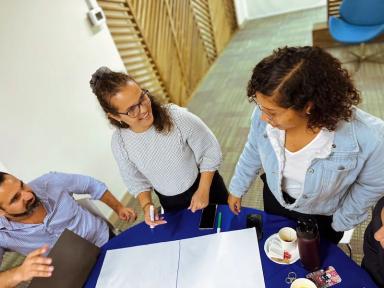 Grupos de personas trabajan en el proyecto de incubación y desarrollo de Ciudad del Saber