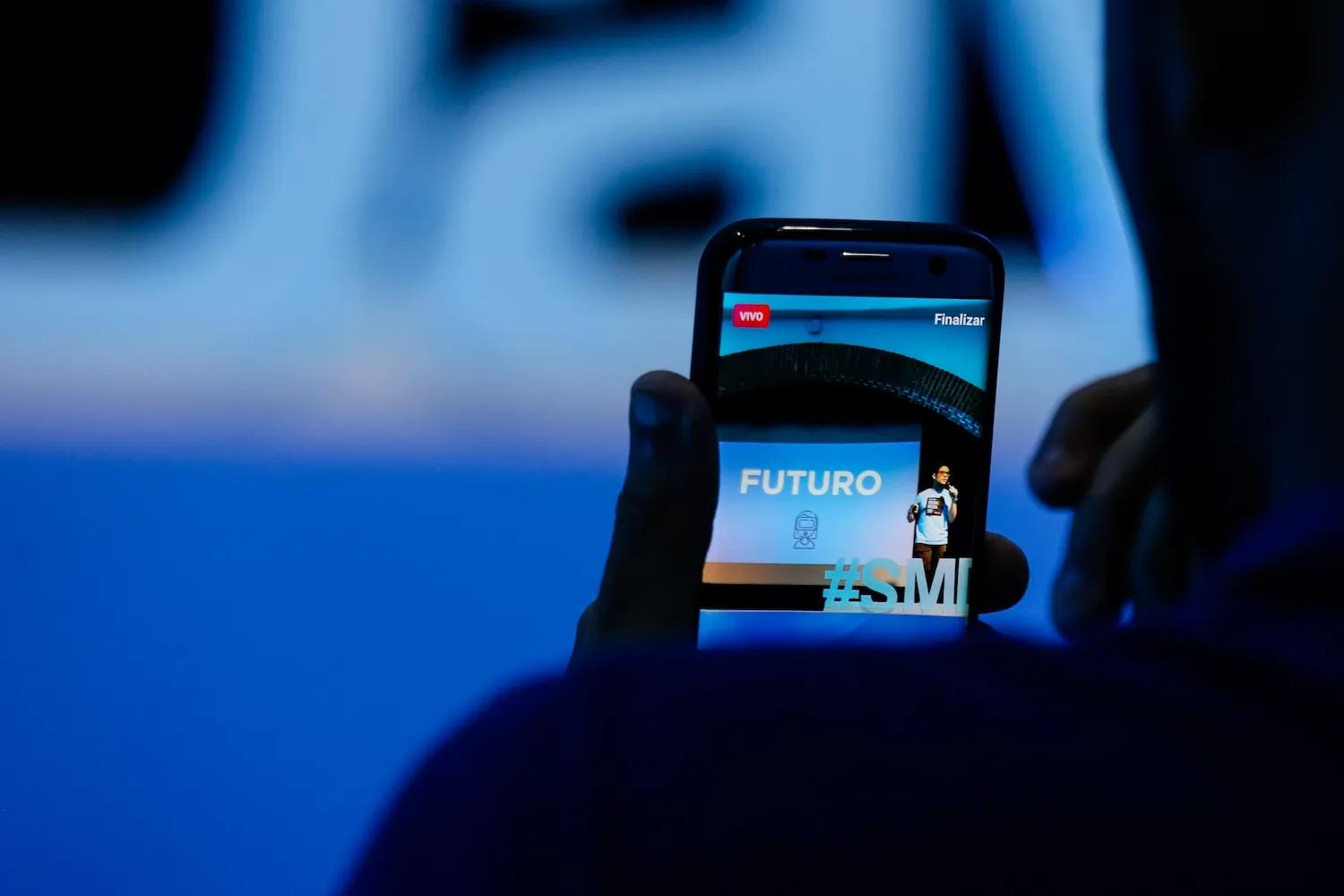 Pantalla de celular mientras graba un evento de Ciudad del Saber
