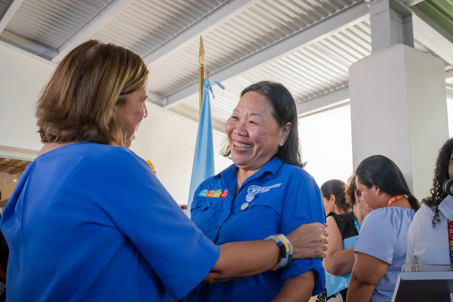 Personas se miran una a la otra en forma de reconciliación