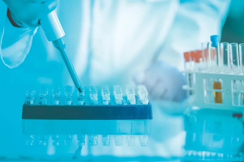 Persona trabajando en un laboratorio con diferentes muestras