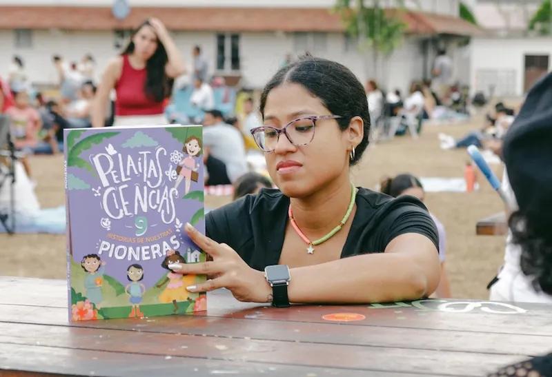 Mujer lee un cuento infantil en algún convive de Ciudad del Saber