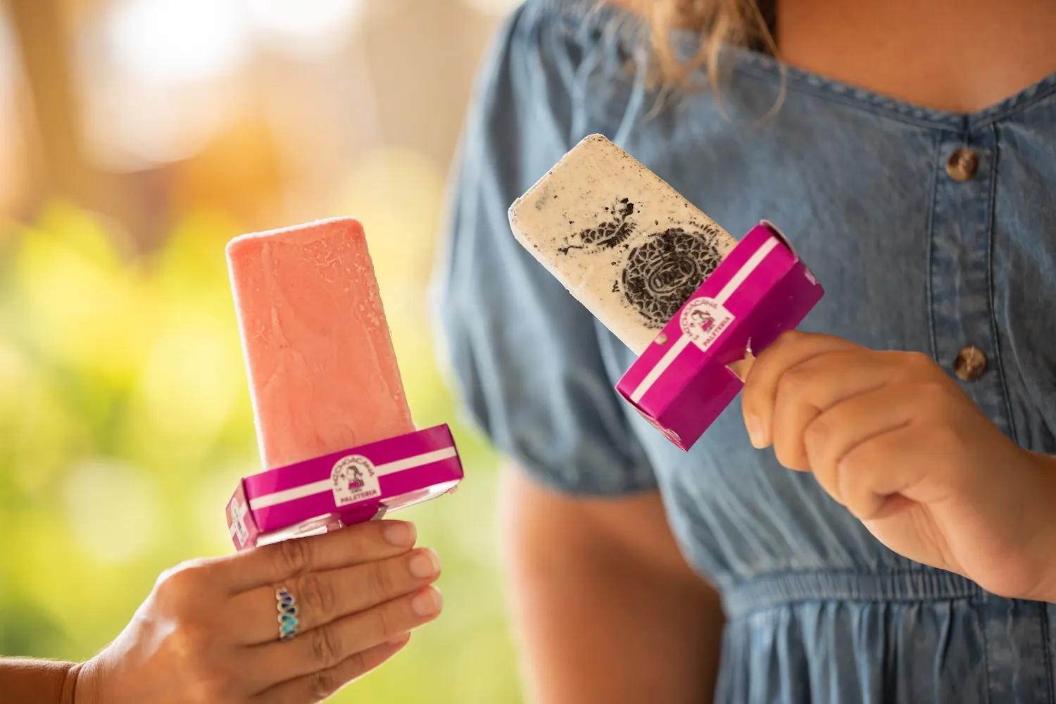 Personas disfrutan de un helado en La Plaza de Ciudad del Saber