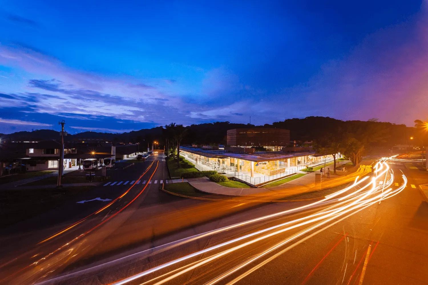 Fotografía nocturna de La Plaza de Ciudad del Saber