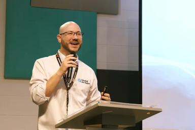 Hombre imparte conocimiento en el proyecto de incubación y desarrollo