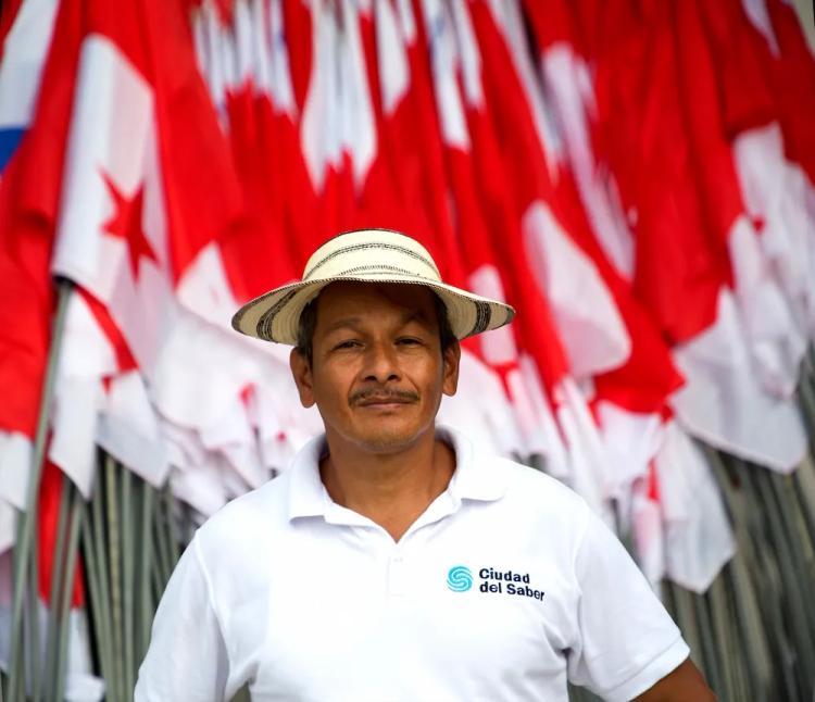 Hombre con camiseta de Ciudad del Saber