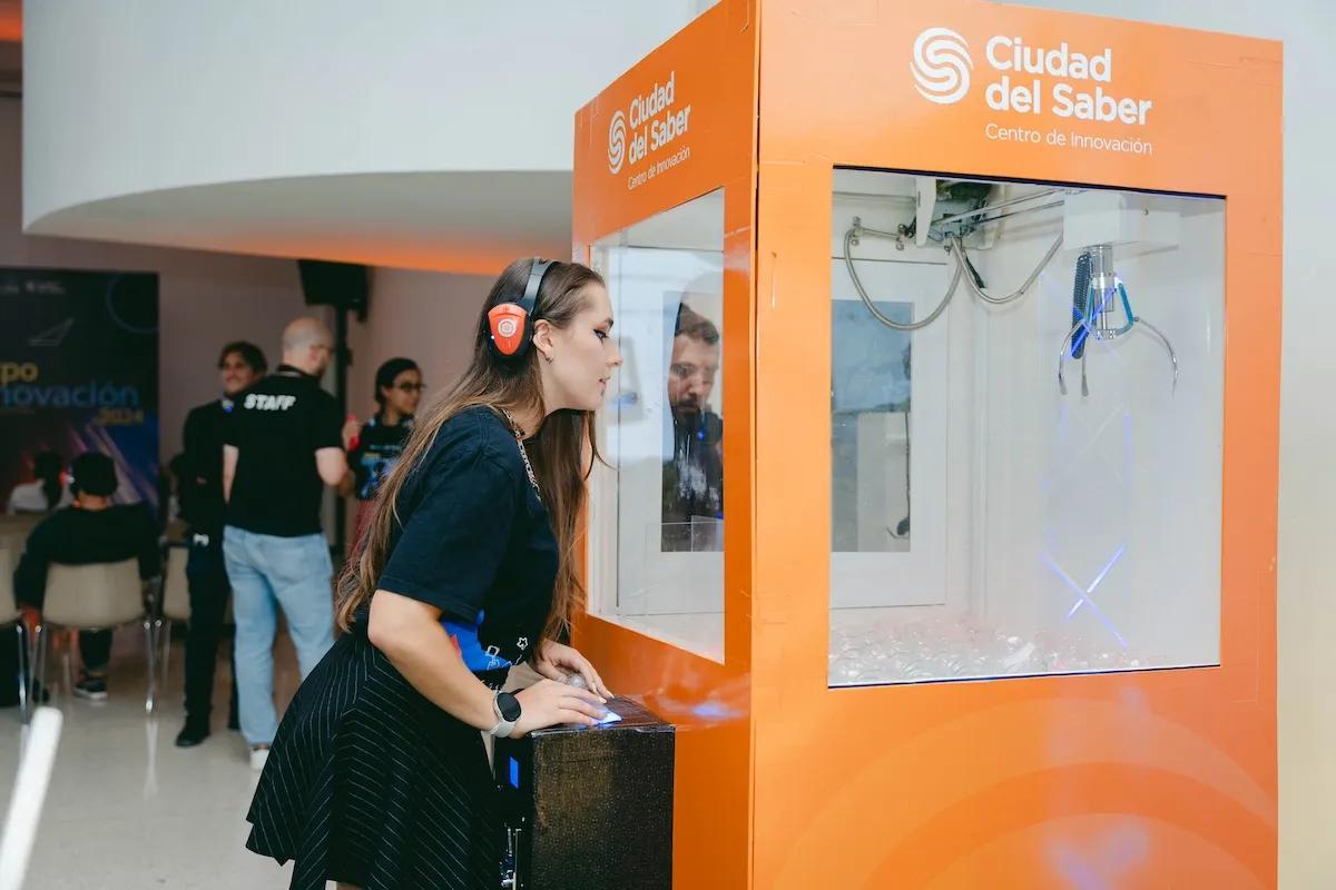 Mujer juega con maquina de grúa para sacar alguna sorpresa