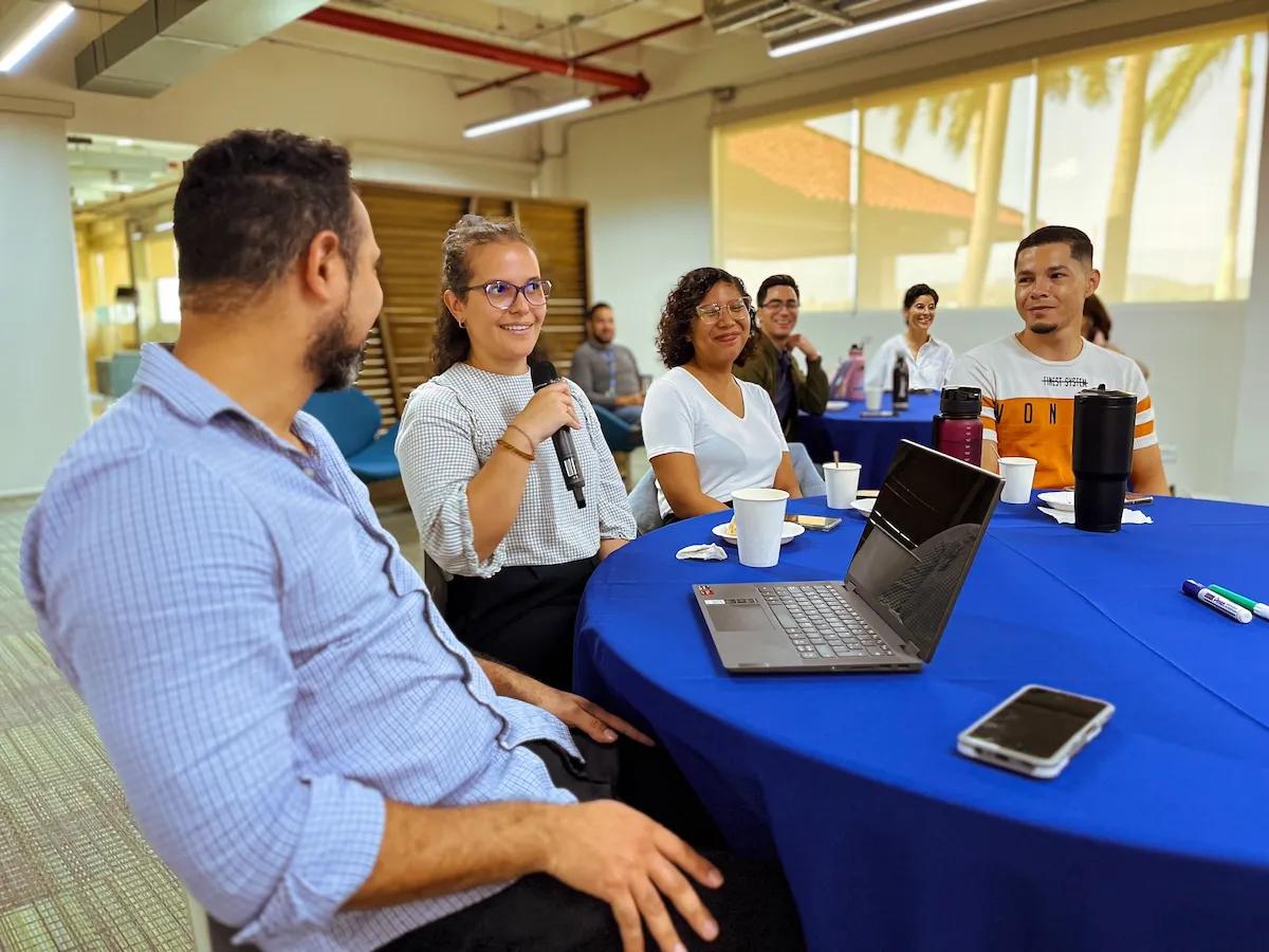 Mesa de participantes del centro de innovación