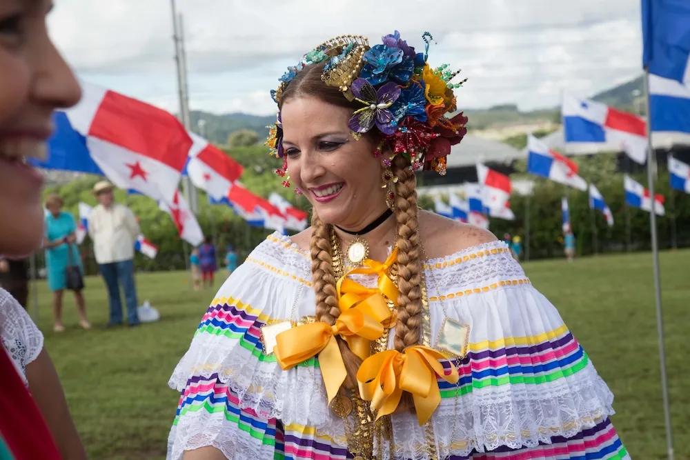 Mujer con traje típico de la región mientras una festividad Panameña