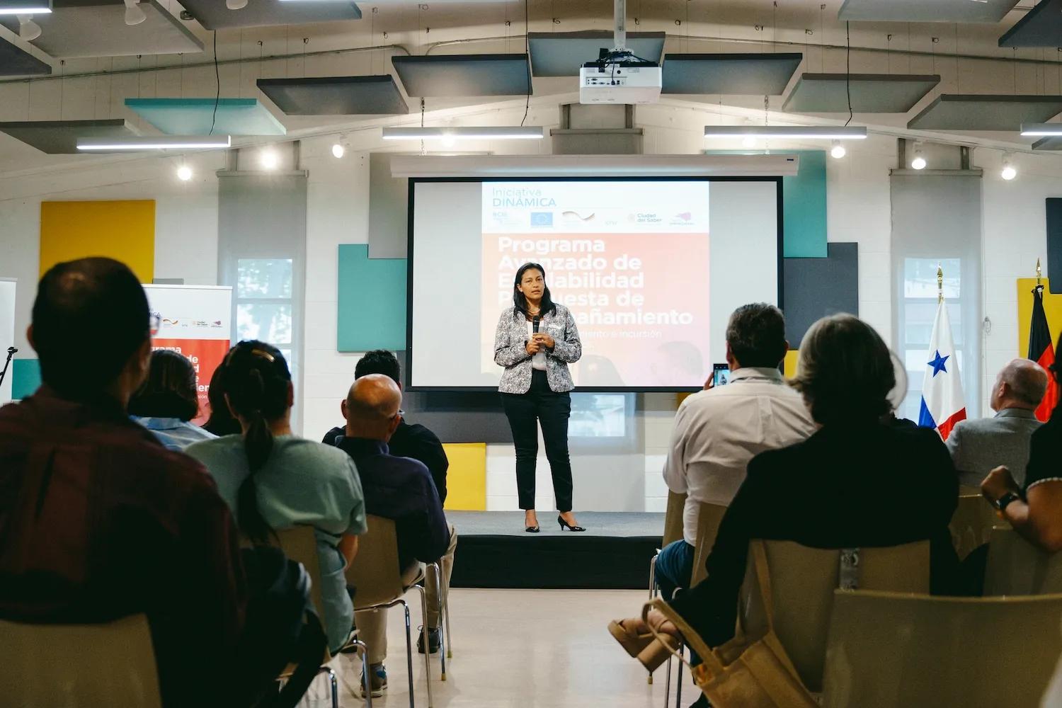 Expositora de ¿Qué es el Programa de Emprendimiento Avanzado?