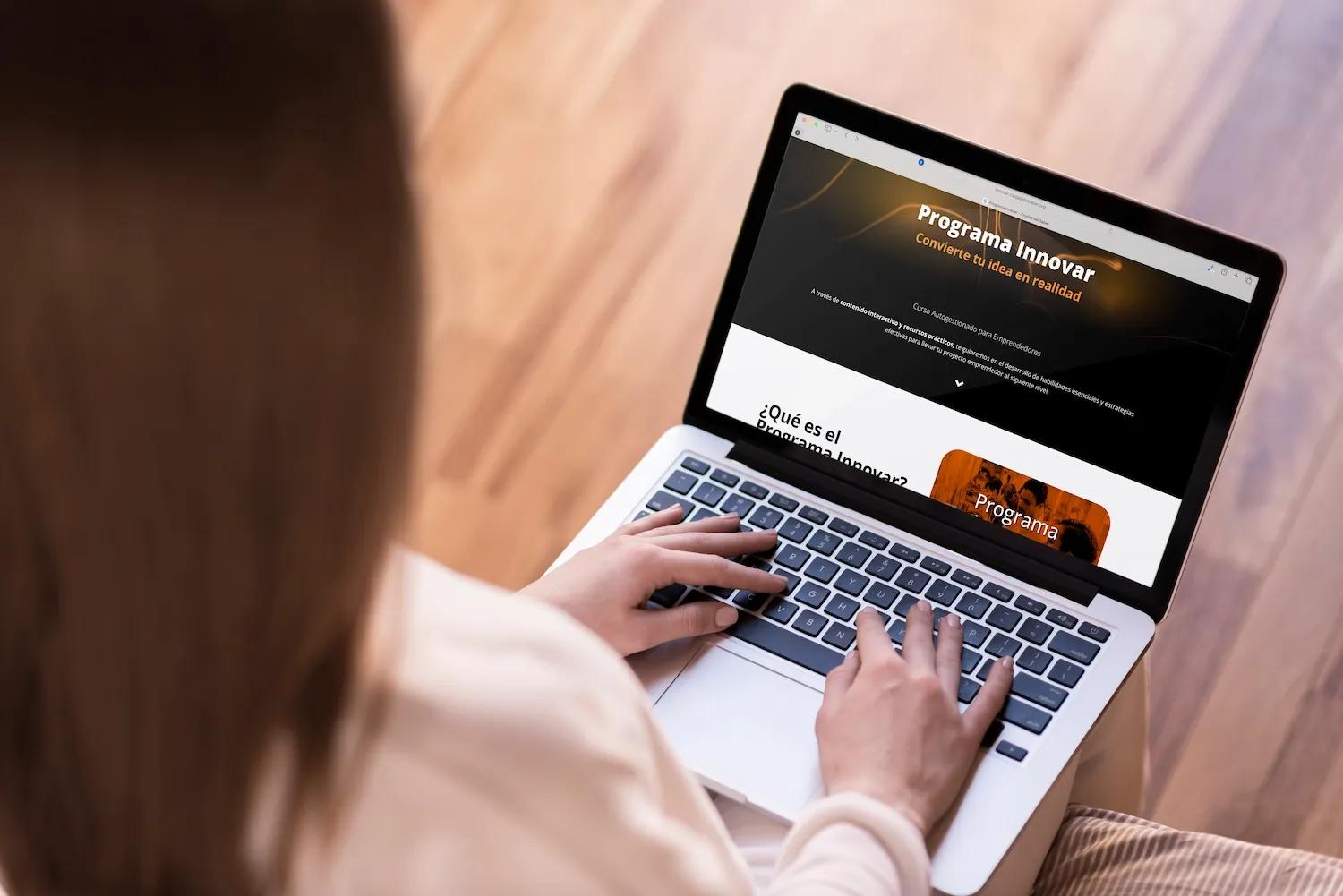 Mujer navega la página del programa Innovar de Ciudad del Saber