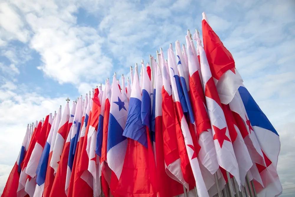 Puesta de banderas en Ciudad del Saber