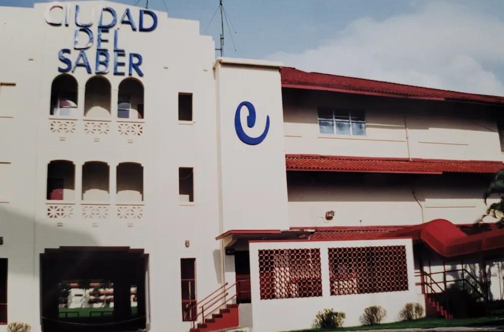 Fotografía histórica del edificio de Ciudad del Saber
