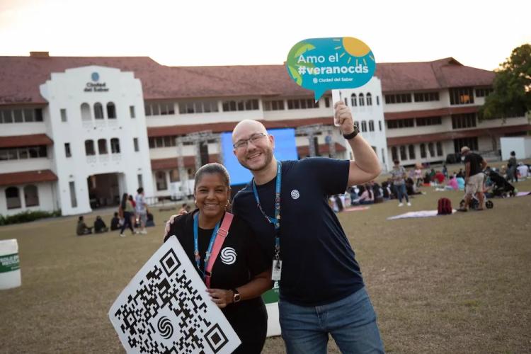 Gente con sello de Ciudad del Saber durante alguna campaña sostiene algunos carteles