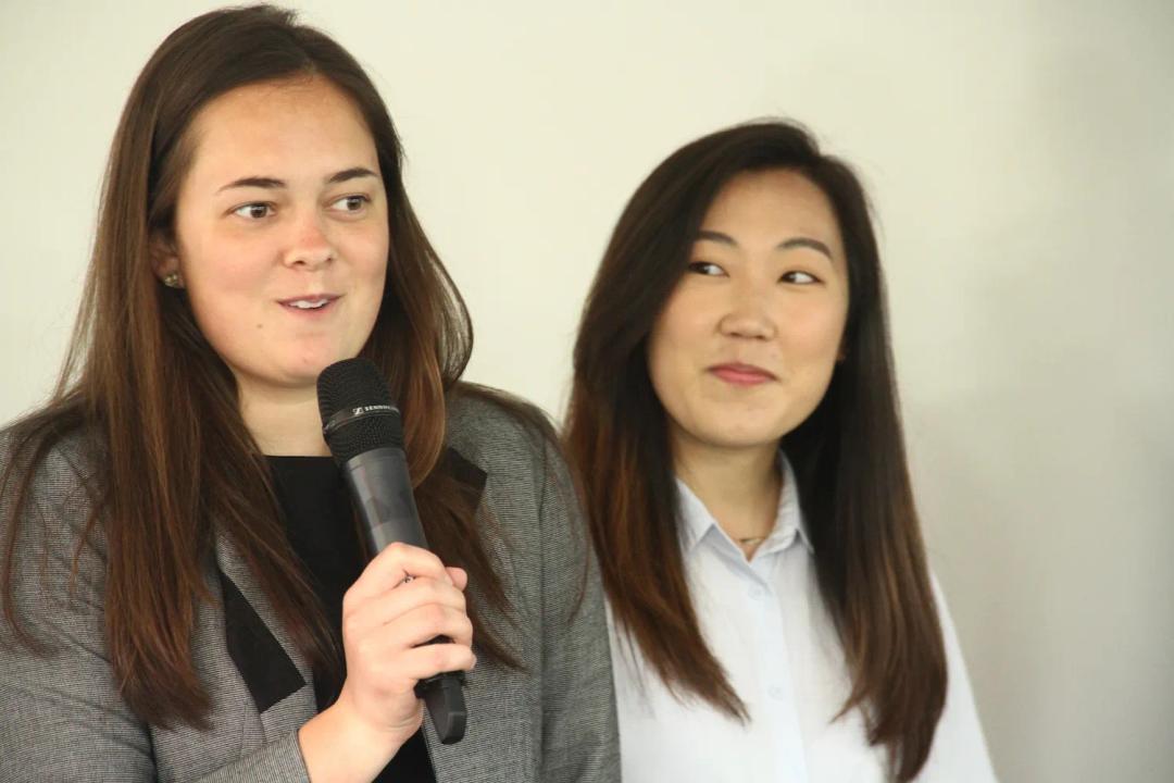 Mujer toma con la mano un micrófono y se dispone hablar por el