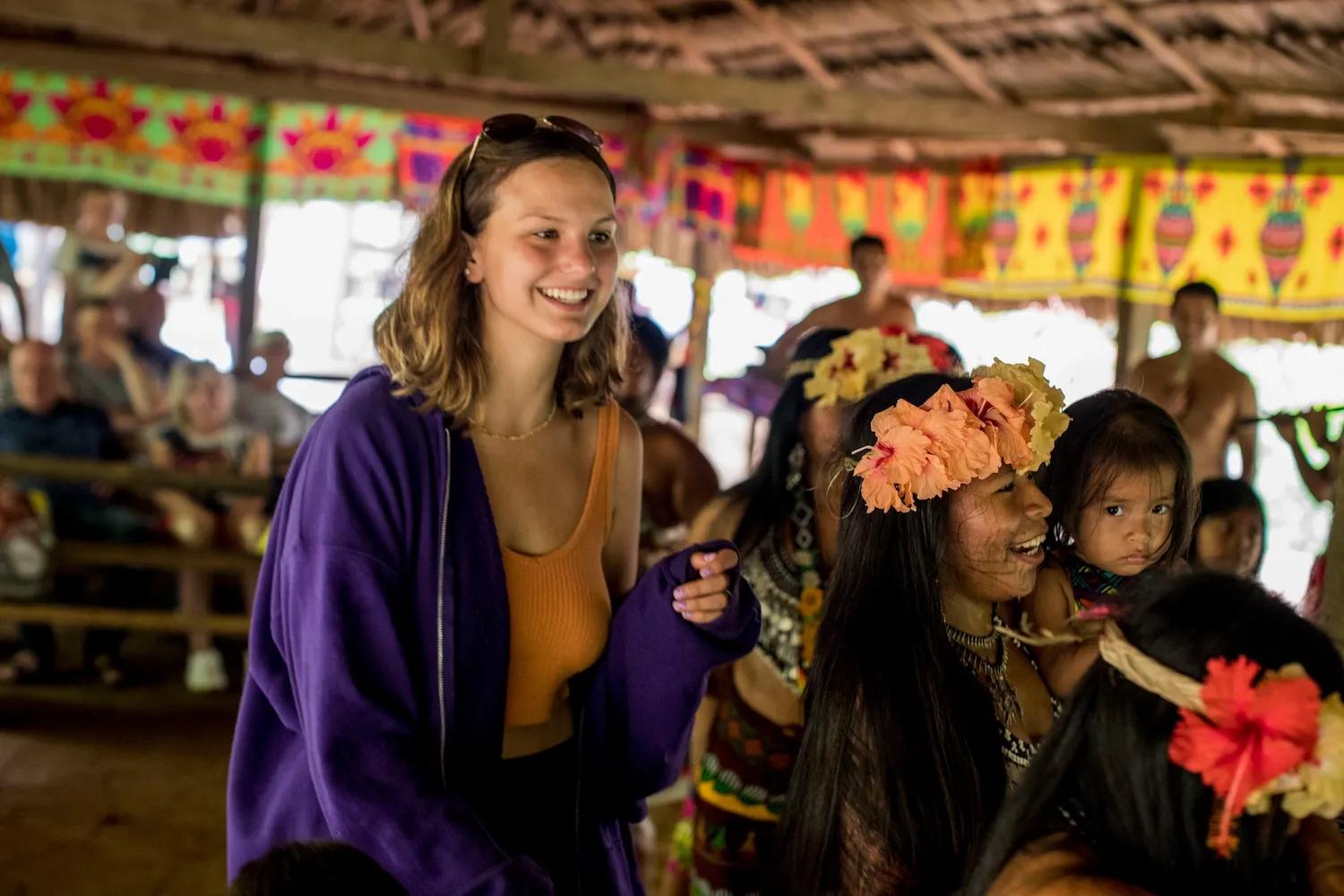 Mujer extrajera disfruta de algunas representaciones de indígenas