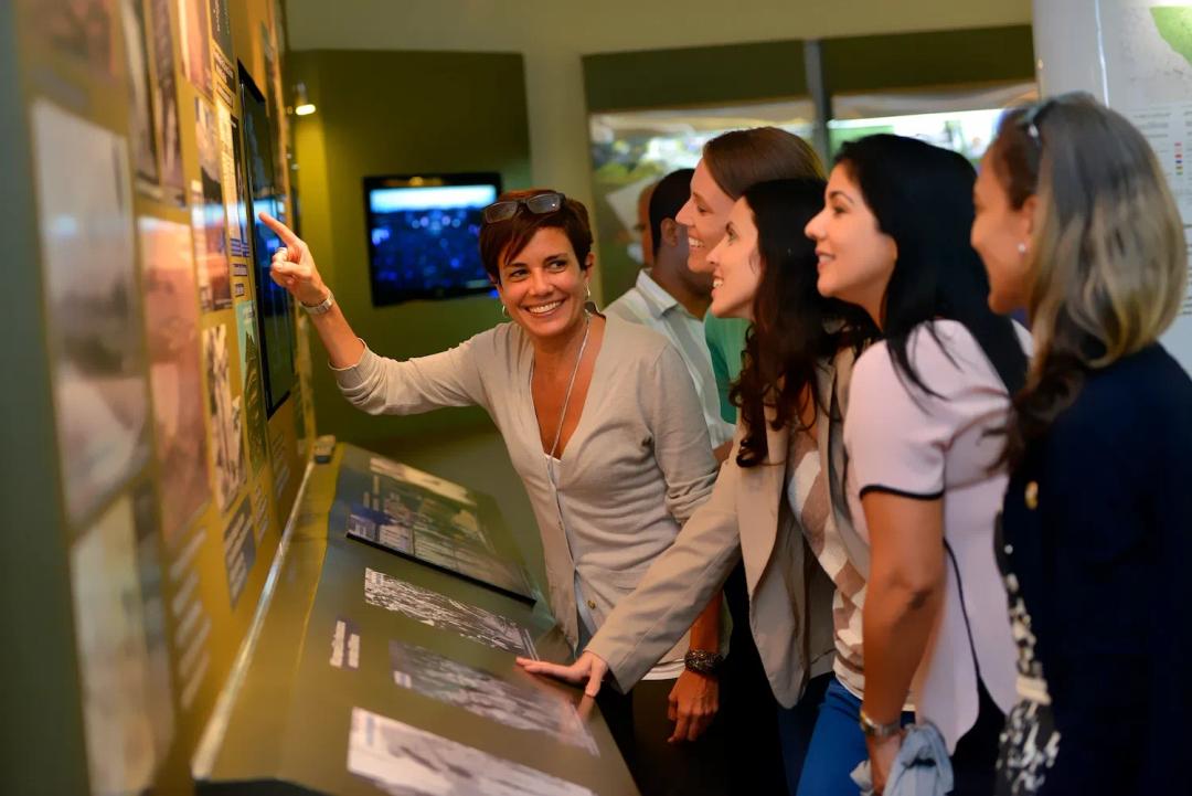 Mujer observan y comentan alguna exposición en Ciudad del Saber